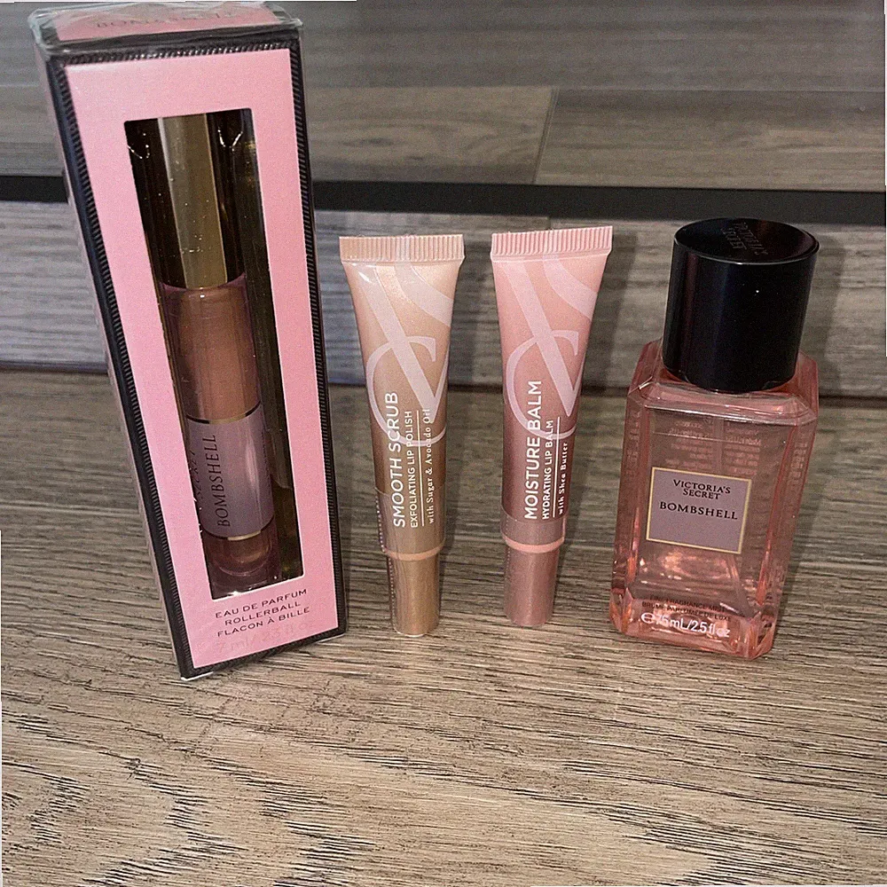 $70 Victoria’s Secret Bombshell Perfume Lip Balm Stocking Stuffer ❤️